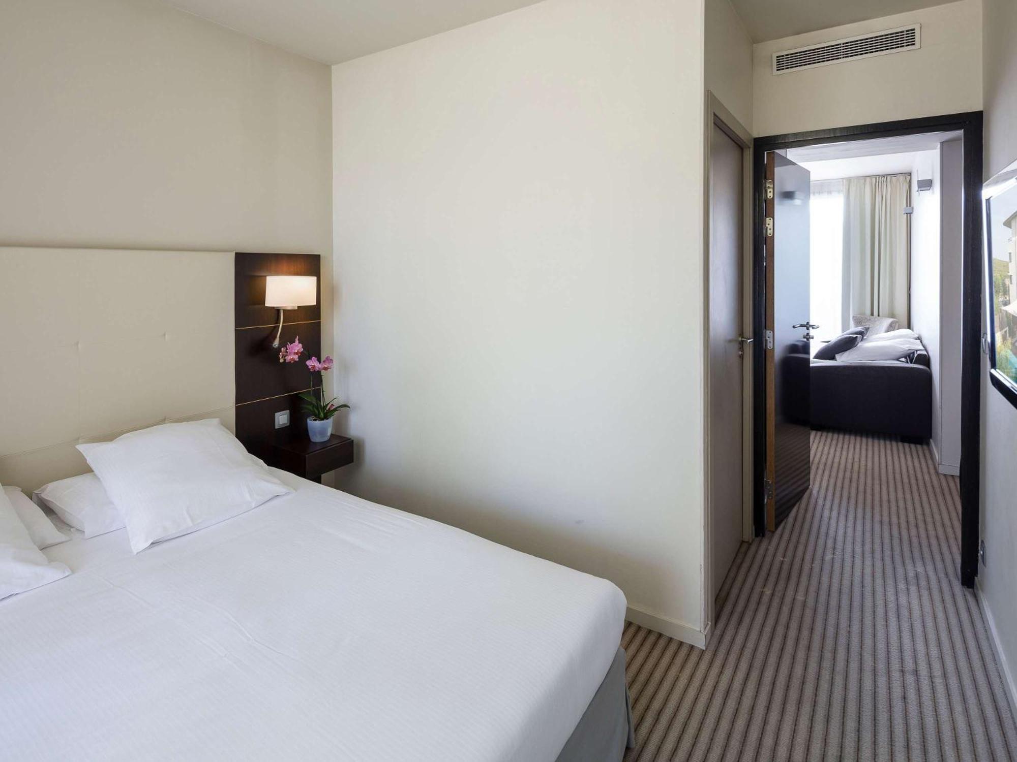 Mercure Aix-En-Provence La Duranne Gare Tgv Exteriör bild